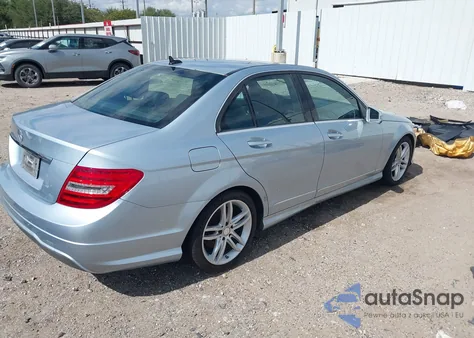 2013 Mercedes-Benz C 250 Sport z USA, uszkodzony, nr VIN WDDGF4HB6DR262428